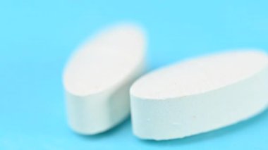 Mavi arka planda beyaz hapların videosu