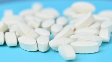 Mavi arka planda beyaz hapların videosu