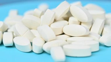 Mavi arka planda beyaz hapların videosu