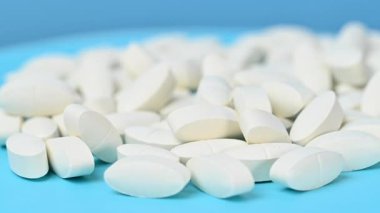 Mavi arka planda beyaz hapların videosu