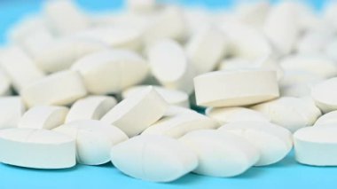 Mavi arka planda beyaz hapların videosu