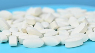 Mavi arka planda beyaz hapların videosu