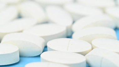 Mavi arka planda beyaz hapların videosu