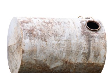 Beyaz arkaplanda izole edilmiş eski metal tank