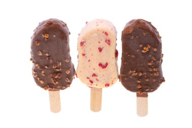 Beyaz arka planda izole edilmiş bir çubukta dondurma.