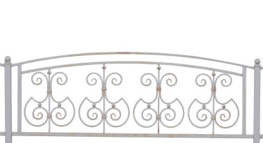 Beyaz arkaplanda metal çit izole edildi