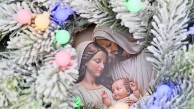 Bir bebekle Noel doğumu sahnesinin yakın çekimi.