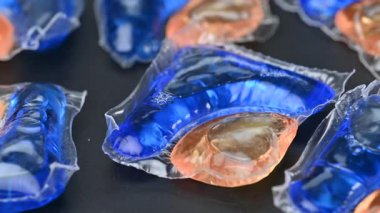 Otomatik çamaşır makineleri için çamaşır kapsülleri videosu