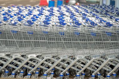 Süpermarkette metal alışveriş arabaları