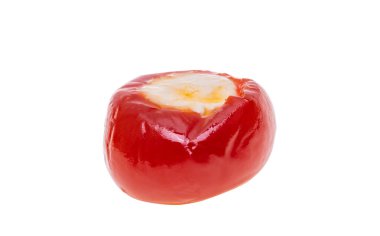 Beyaz arka planda izole edilmiş peynirle doldurulmuş kırmızı biber