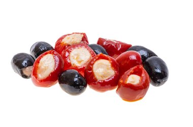 Beyaz arka planda izole edilmiş peynirle doldurulmuş kırmızı biber