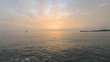 Güneş doğarken deniz manzarası videosu