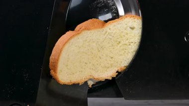 Ekmek doğrayan bir ekmek dilimleyicisinin videosu