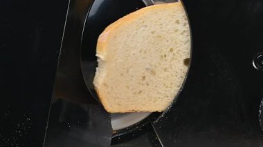 Ekmek doğrayan bir ekmek dilimleyicisinin videosu