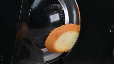 Ekmek doğrayan bir ekmek dilimleyicisinin videosu