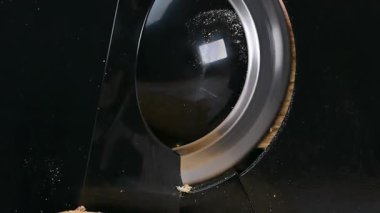 Ekmek doğrayan bir ekmek dilimleyicisinin videosu