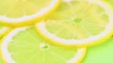 Dilimlenmiş limon dilimlerinin yakın çekim videosu