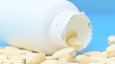 Mavi arka planda hapların yakın plan görüntüsü.