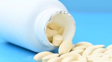 Mavi arka planda hapların yakın plan görüntüsü.