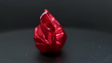 Kırmızı ambalajlı çikolataların yakın çekim videosu.