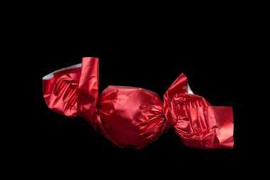 Kırmızı ambalajlı çikolatalı şekerlemelerin yakın çekimi