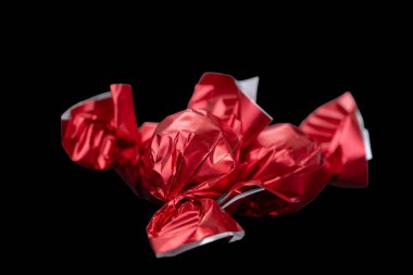 Kırmızı ambalajlı çikolatalı şekerlemelerin yakın çekimi