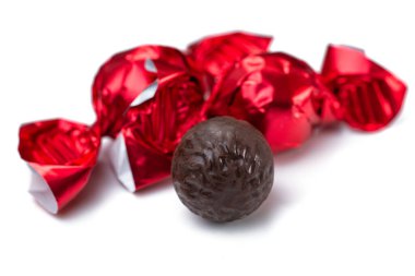 Kırmızı ambalajlı çikolatalı şekerlemelerin yakın çekimi