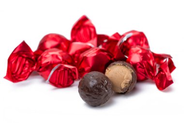 Kırmızı ambalajlı çikolatalı şekerlemelerin yakın çekimi