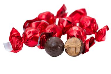 Kırmızı ambalajlı çikolatalı şekerlemelerin yakın çekimi