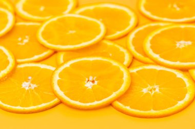 Bir portakalın yakın plan fotoğrafı.