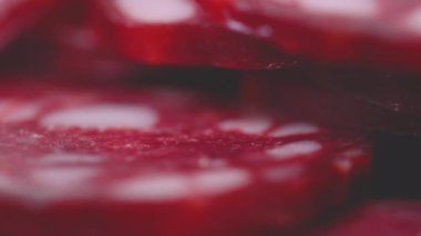 Dilimlenmiş füme sosisin yakın çekim videosu.