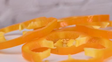 Dolmalık biber dilimlerinin yakın çekim videosu.