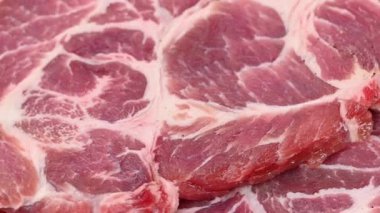 Çiğ domuz bifteğinin yakın çekim videosu
