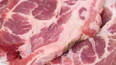 Çiğ domuz bifteğinin yakın çekim videosu