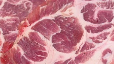 Çiğ domuz bifteğinin yakın çekim videosu