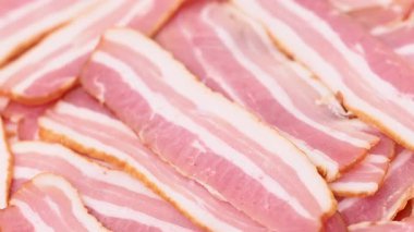 Dilimlenmiş jambonun yakın çekim videosu.