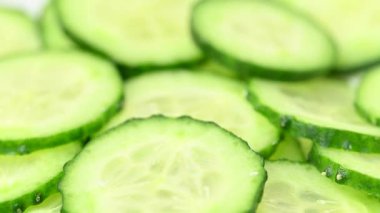 Bir salatalık dilimleri videosu.