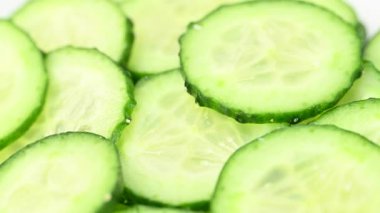 Bir salatalık dilimleri videosu.