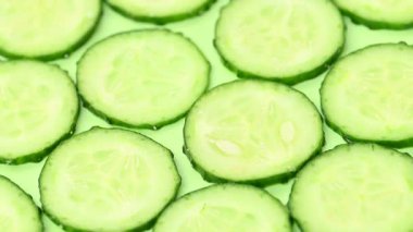 Bir salatalık dilimleri videosu.