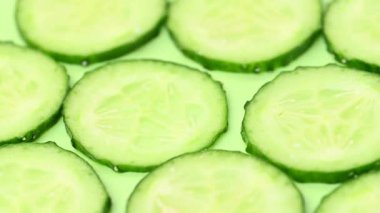Bir salatalık dilimleri videosu.