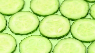 Bir salatalık dilimleri videosu.
