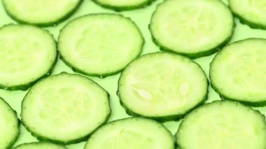 Bir salatalık dilimleri videosu.