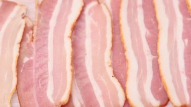 Dilimlenmiş jambonun yakın çekim videosu.