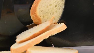 Ekmek dilimleyicisinin yakın çekim videosu.