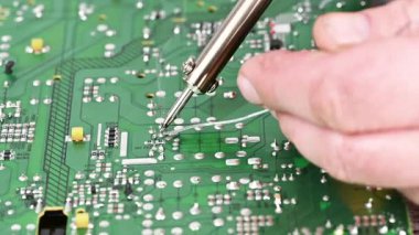 Elektrik devre kartındaki lehimleme videosu.