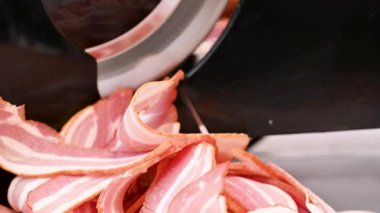 Jambon dilimleyicisinin yakın çekim videosu.