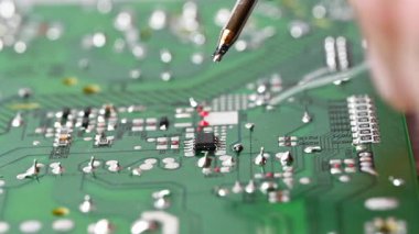 Elektrik devre kartındaki lehimleme videosu.