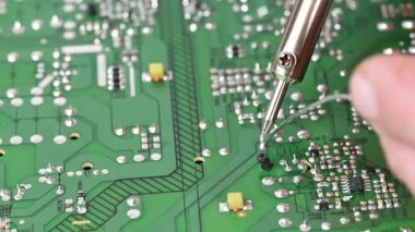 Elektrik devre kartındaki lehimleme videosu.