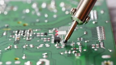 Elektrik devre kartındaki lehimleme videosu.