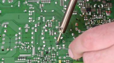 Elektrik devre kartındaki lehimleme videosu.